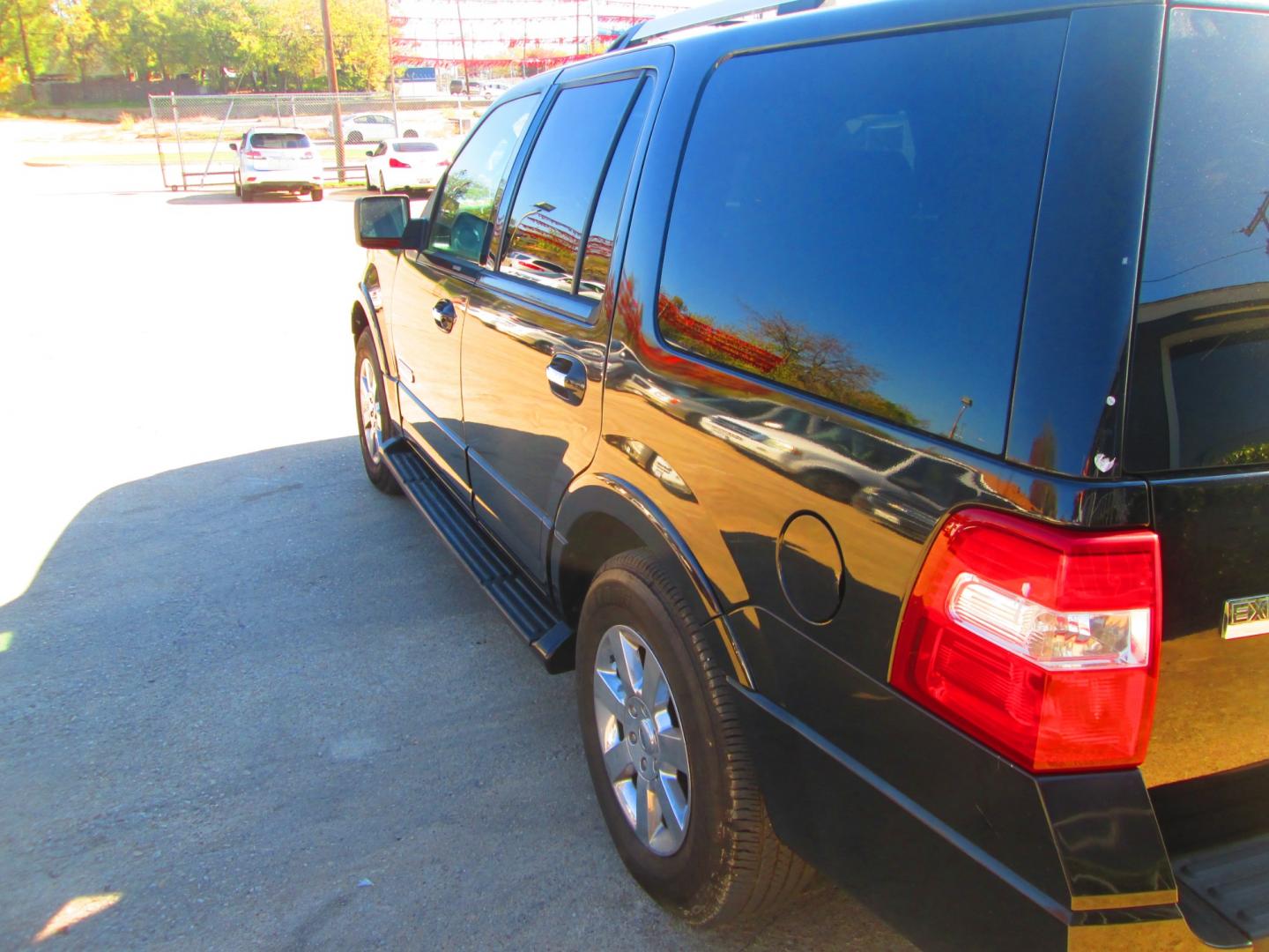 2007 BLACK Ford Expedition Limited 4WD (1FMFU20547L) with an 5.4L V8 SOHC 16V engine, 6-Speed Automatic Overdrive transmission, located at 1815 NE 28th St., Fort Worth, TX, 76106, (817) 625-6251, 32.795582, -97.333069 - Photo#7